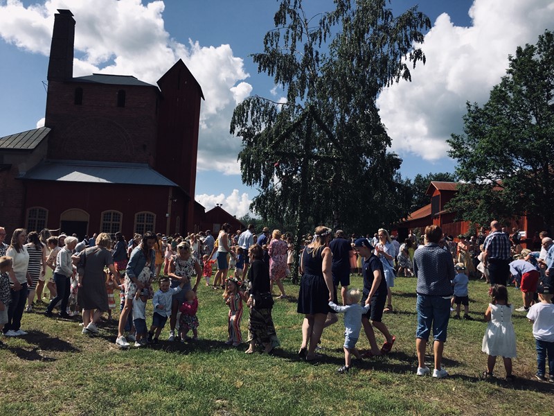 Midsommar lockar många till Bruket